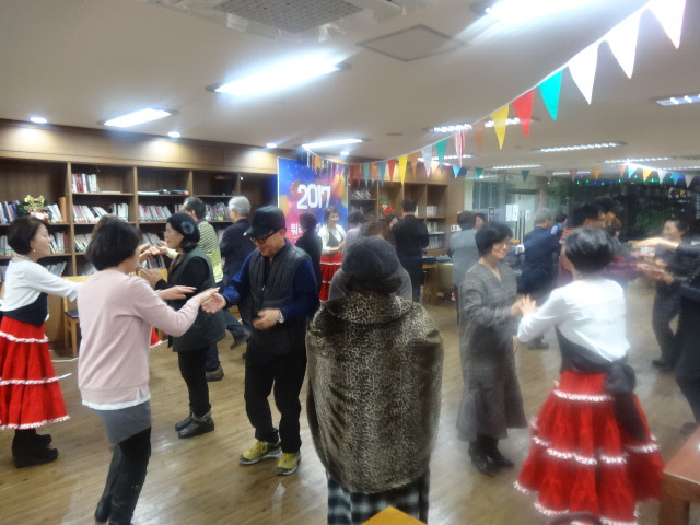 포크댄스 이미지