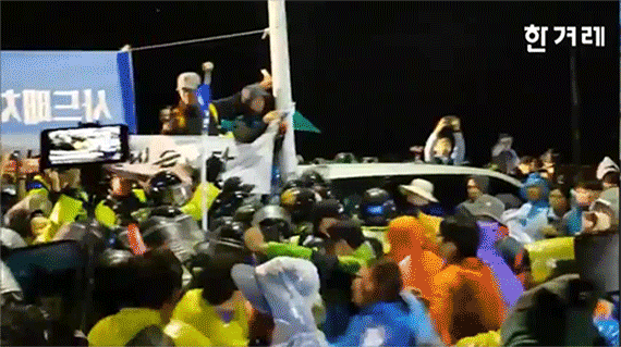 폭력 경찰이라고 하는데 찾아보면 경찰이 얻어터지고 있음ㅋㅋ | 인스티즈