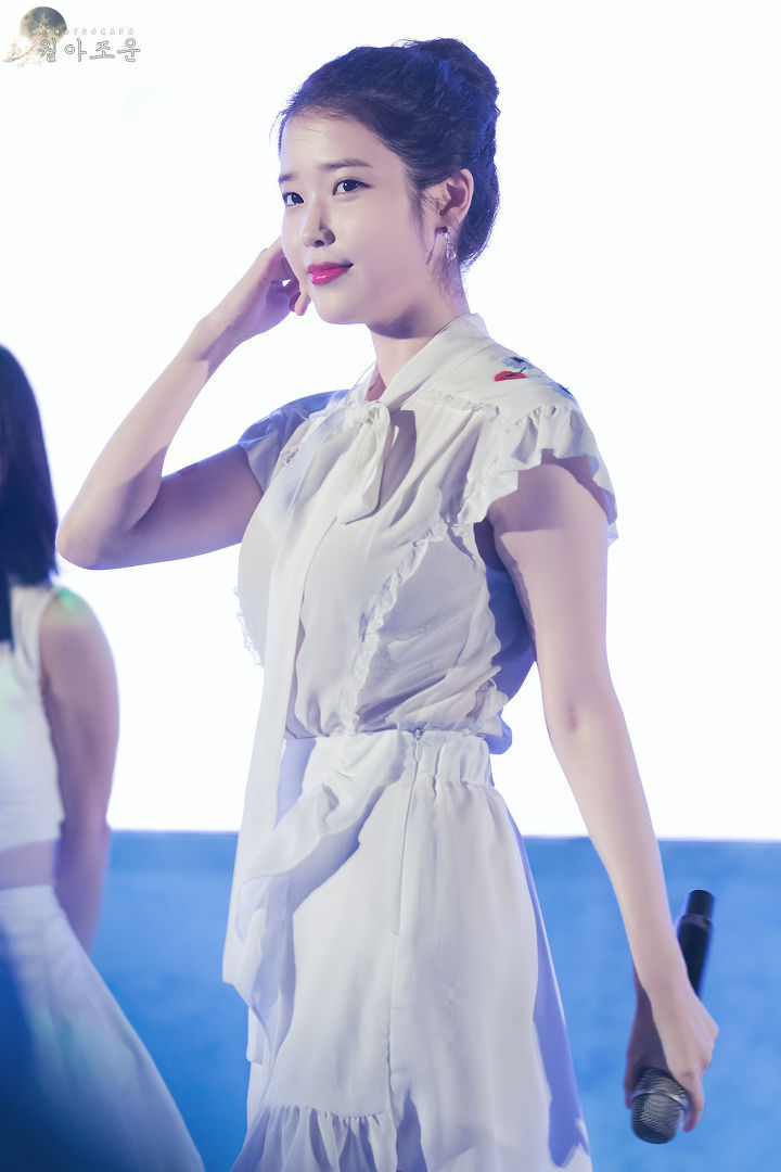 여전히 귀여운 똥머리 아이유.jpg | 인스티즈