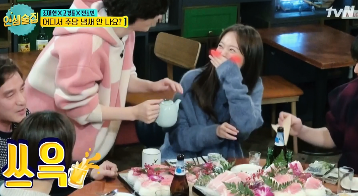 [인생술집] 전소민 손 핥으려는 김희철 ㅋㅋㅋㅋㅋㅋ.jpg | 인스티즈
