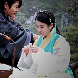 닭고기 뜯는 아이유.gif | 인스티즈