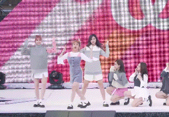 무대에서 추락할뻔한 모모를 잽싸게 구한 트와이스 나연.gif | 인스티즈