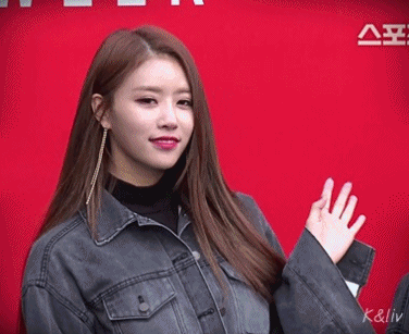 서울패션위크 시동거는 미주와 말리는 케이(러블리즈) gif | 인스티즈