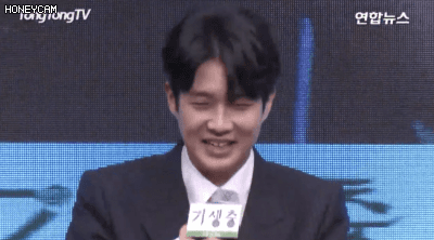 오늘 말 한번 실수했다가 제작보고회에서 선배들한테 쉼없이 놀림당한 최우식ㅋㅋ.gif | 인스티즈