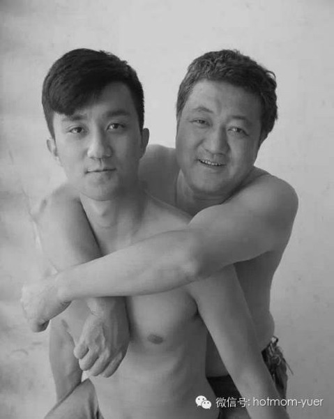 무려 27년간 매년 아들과 같은 사진을 찍은 아버지 | 인스티즈