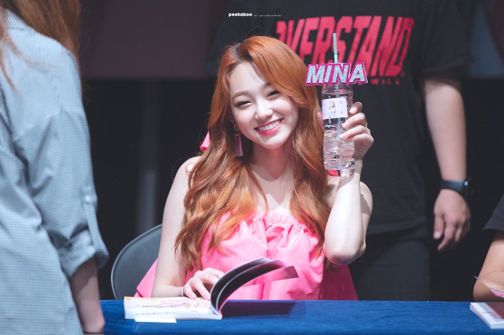 사인회에서 미나.jpg | 인스티즈