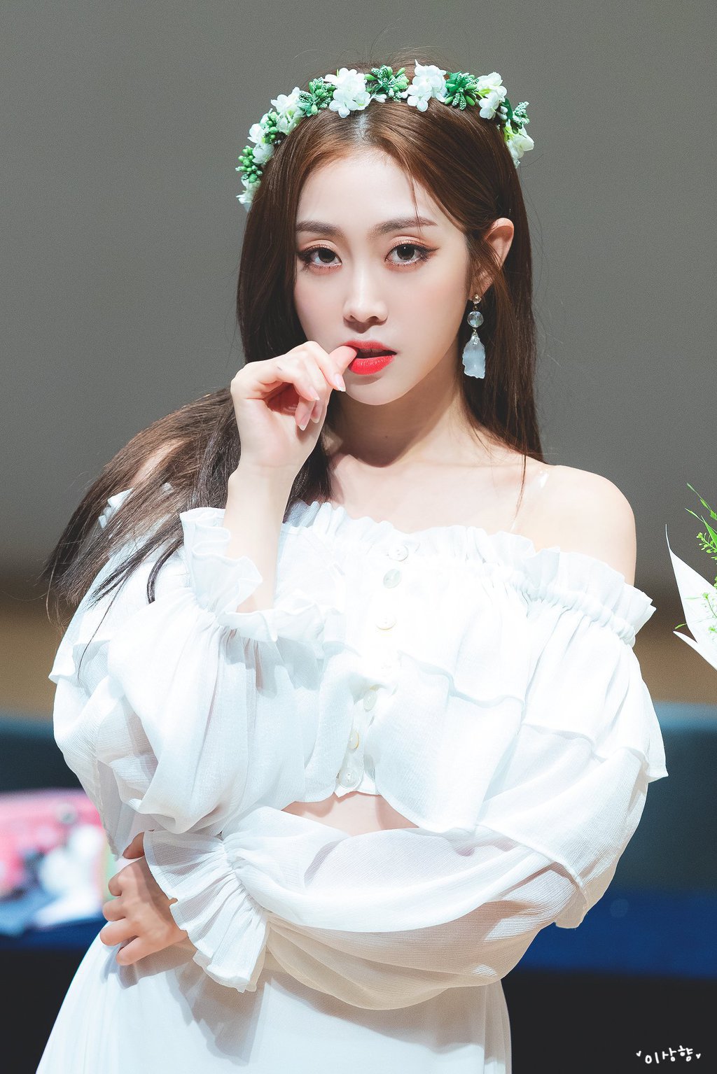 자기도 조금은 이쁜거 알고 있는 뻔뻔한 러블리즈 서지수.gif | 인스티즈