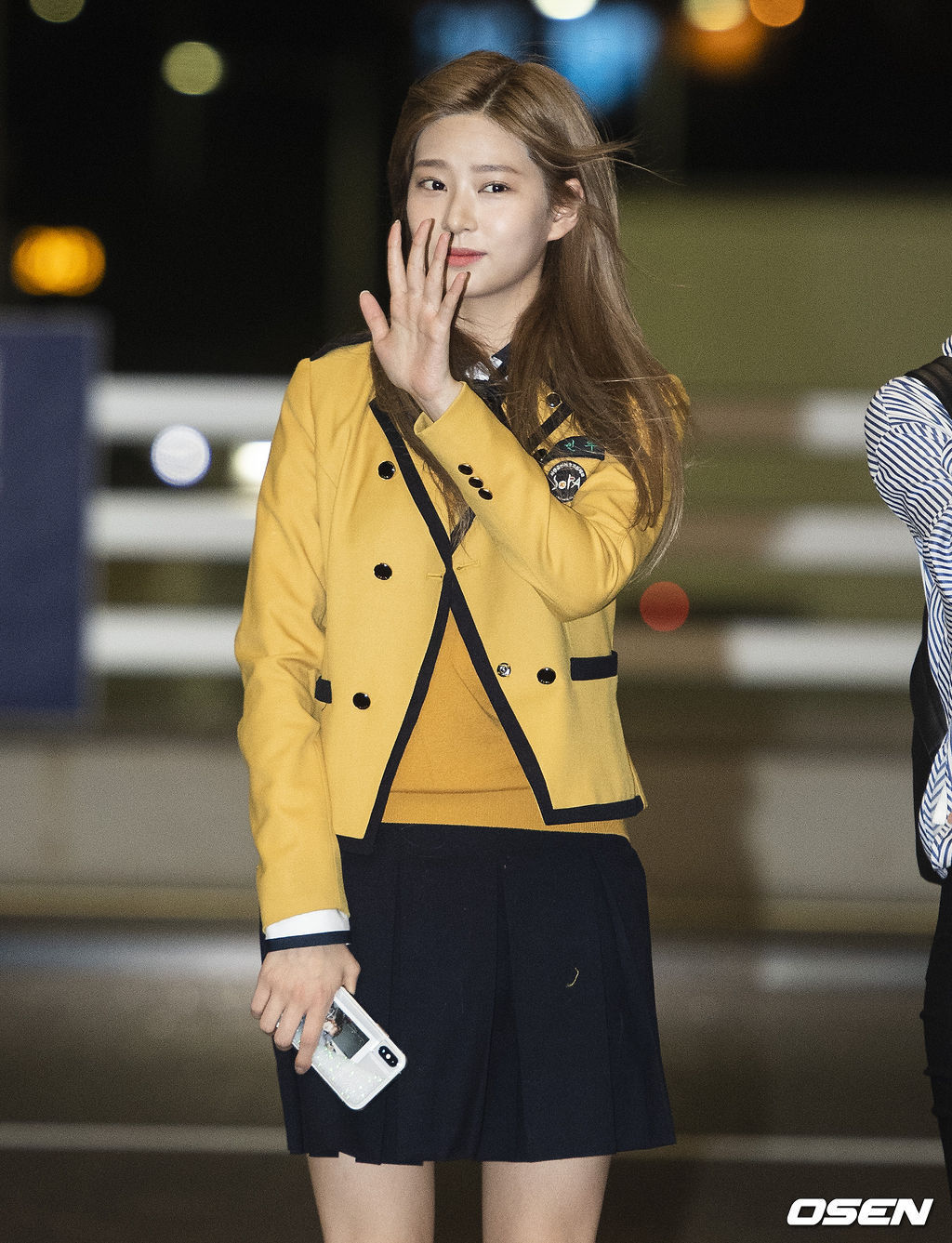 교복입고 출국하는 아이즈원 민주 | 인스티즈