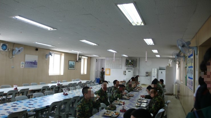 본인 군대때 식당에 TV 있었다 vs 없었다 .jpg | 인스티즈