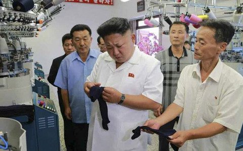 세상에서 가장 멋잇게 양말 벗는법.jpg | 인스티즈